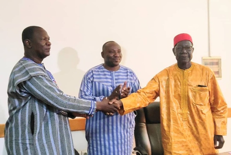 Bassiaka DAO passe le t&eacute;moin &agrave; Laurent DOMBOUE