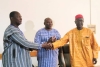 Bassiaka DAO passe le t&eacute;moin &agrave; Laurent DOMBOUE