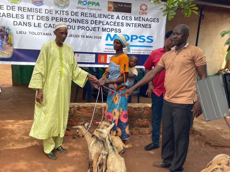 CEREMONIE DE REMISE DE KITS DE R&Eacute;SILIENCES AUX POPULATIONS VULN&Eacute;RABLES ET D&Eacute;PLA&Eacute;ES INTERNES DE LA COMMUNE DE TOLOTAMA